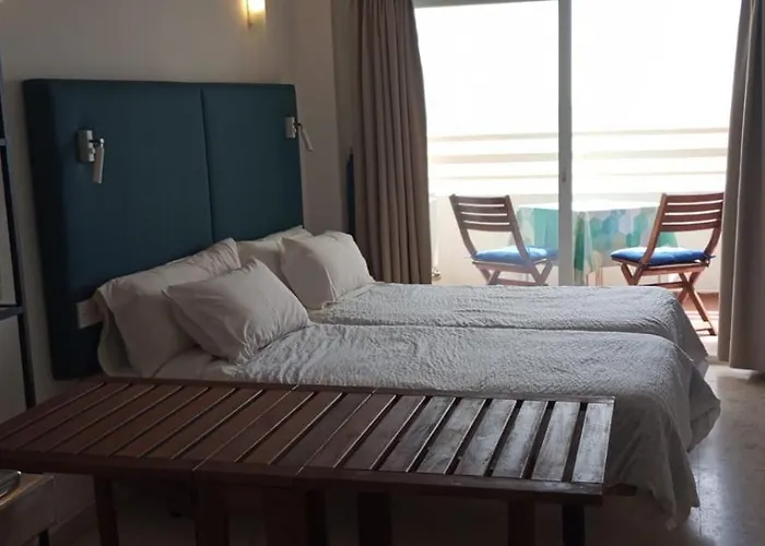 Seafront With Pool דירה