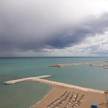Seafront With Pool דירה *